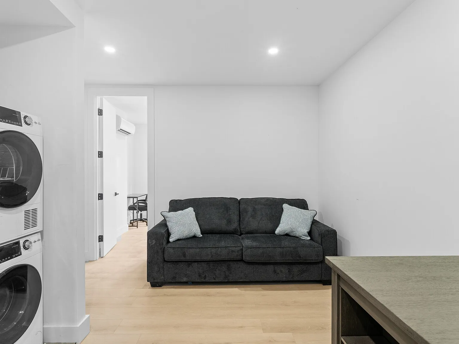3 bed, 869 sqft, $2,988 — Photo 2