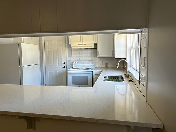 5th image of 7930 Lee Road 240