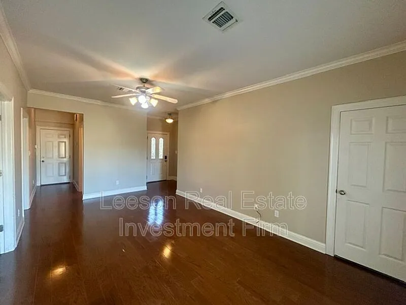 3 bed, 2.0 bath, 2165 sqft, $1,900 — Photo 4