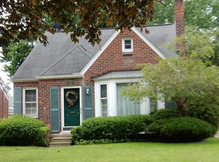 379 Ridgemont Rd, Grosse Pointe Farms, MI 48236