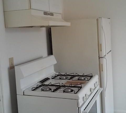 3rd image of 525 Clark St