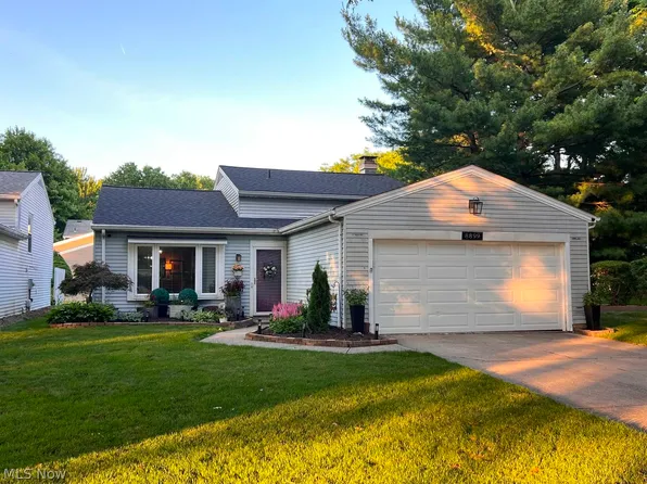 8899 Summerset Ln, Olmsted Falls, OH 44138