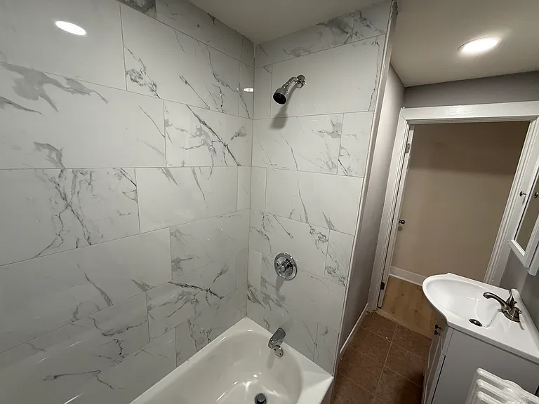 2 bed, 1.0 bath, 520 sqft, $1,300 — Photo 5