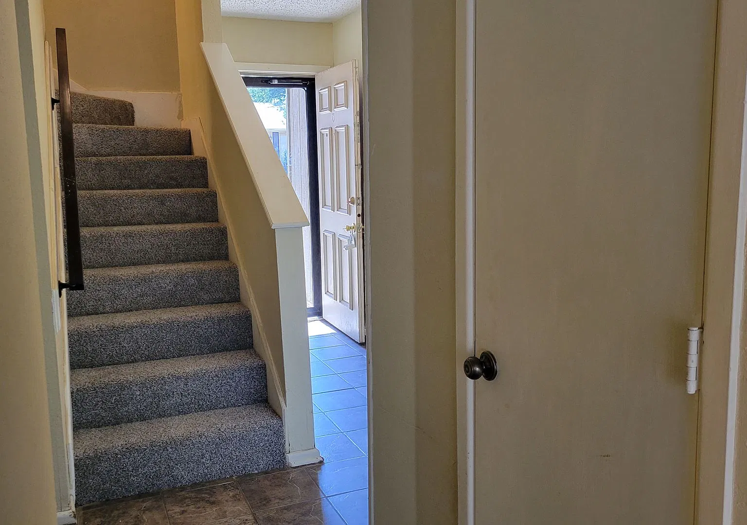 Spacious 3-Bedroom Condo Near West End Shopping — Photo 3