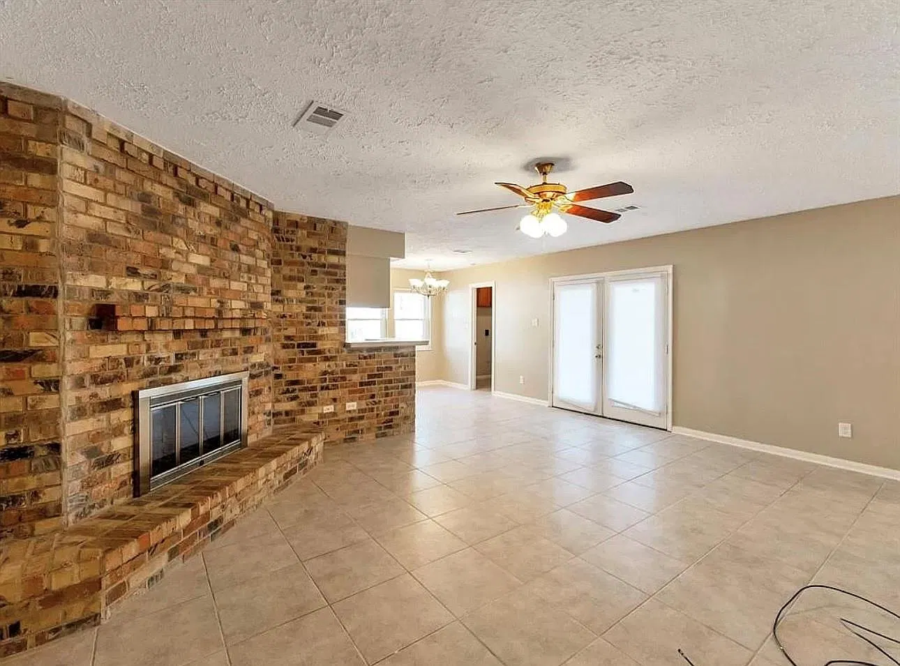 2 bed, 2.0 bath, 1983 sqft, $2,000 — Photo 2