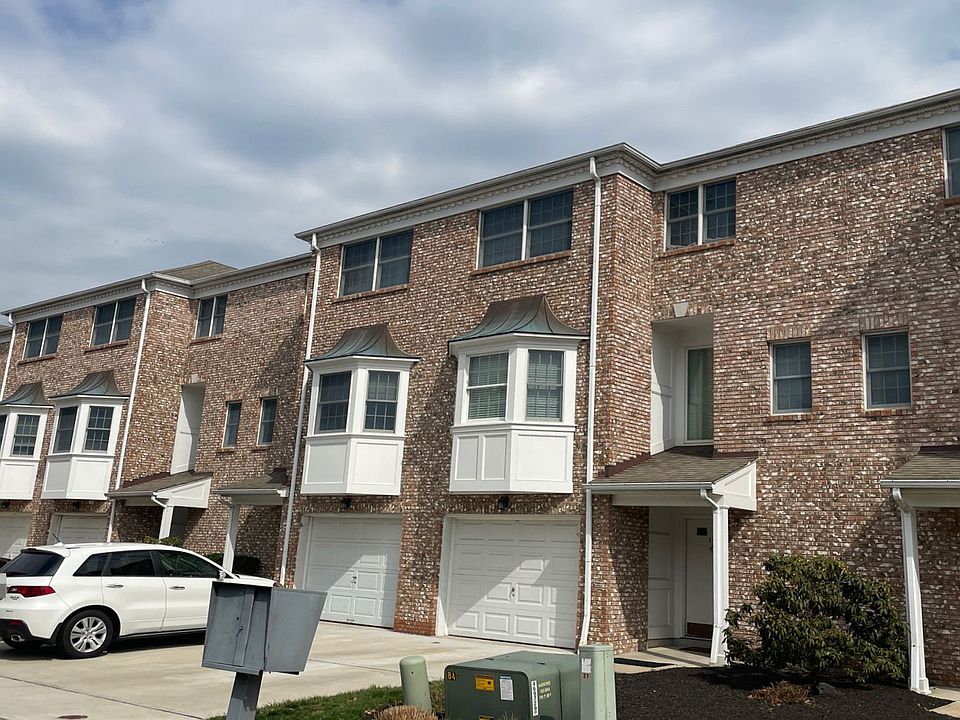 2nd image of 14 Hidden Pond Ct