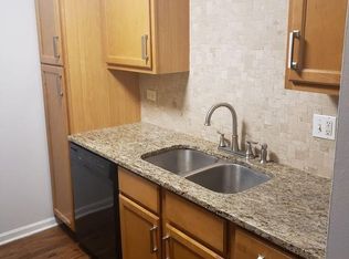 6150 Knoll Wood Rd APT 104, Willowbrook, IL 60527