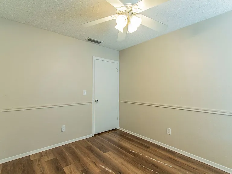 213 Melinda Dr — Photo 4