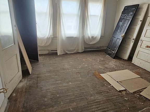 2nd image of 1622 W Erie Ave