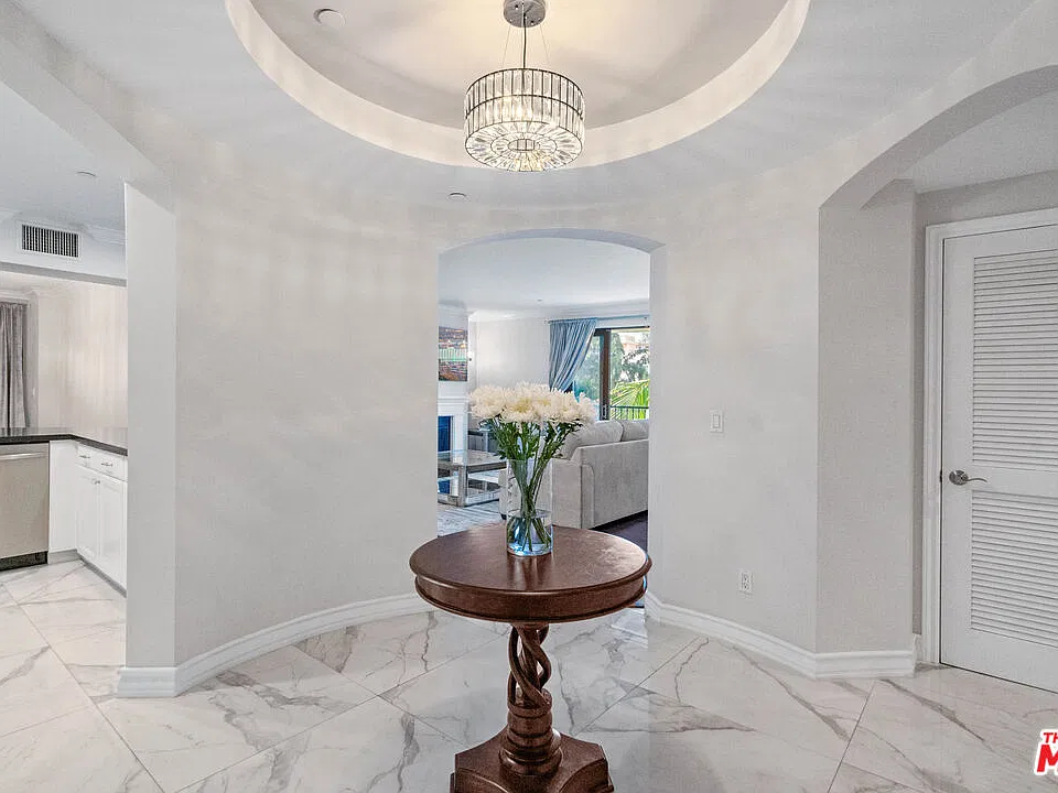 122 N Clark Dr #301