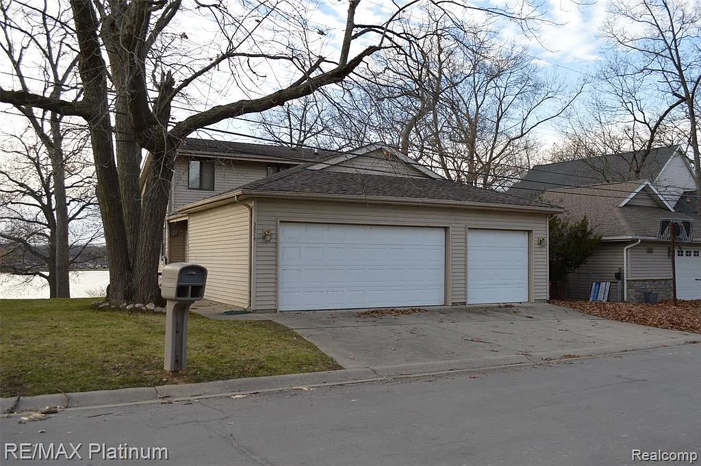 3974 Highcrest Dr photo 1