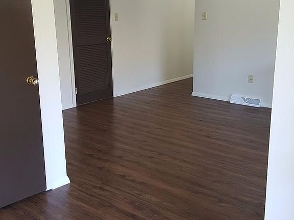 3rd image of 1005 Parkwood Dr #7c74f62f5