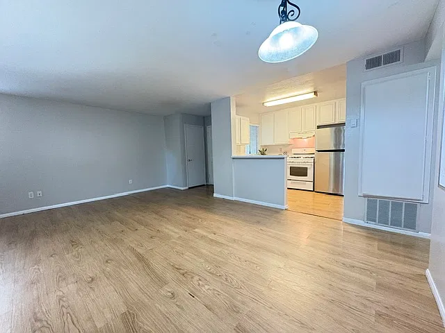 2 bed, 1000 sqft, $3,095 — Photo 4