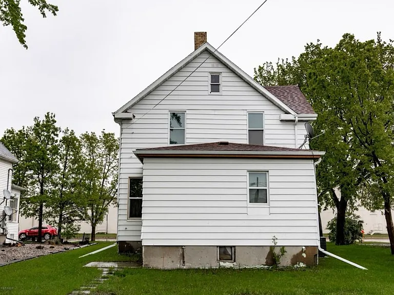 726 College St N — Photo 5