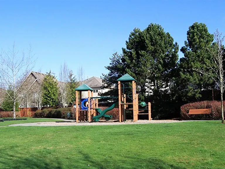 Vintage-1 Community Park - 2 blocks away