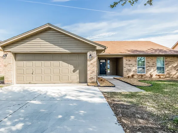 220 Cambridge Dr, Saginaw, TX 76179