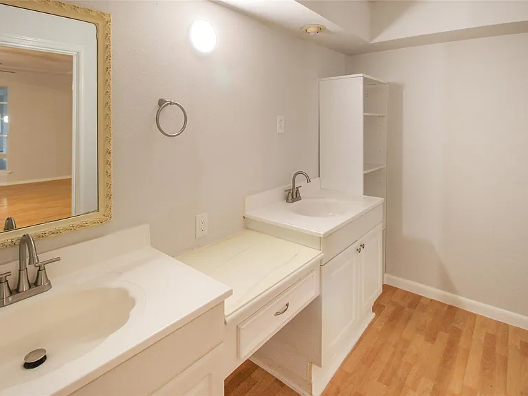 10534 Huntington Wood Dr — Photo 16