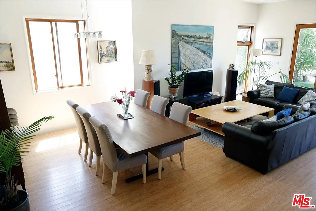5 bed, 3.5 bath, 2601 sqft, $8,995 — Photo 4