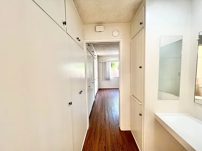 Top-Floor 1 Bedroom in Quiet Bluff Heights Courtyard Complex — Photo 8