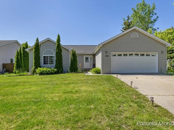 1228 Buckingham Pl, Mount Pleasant, MI 48858