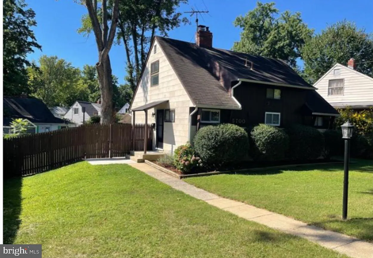 4 bed, 1.5 bath, 1200 sqft, $3,200 — Photo 2