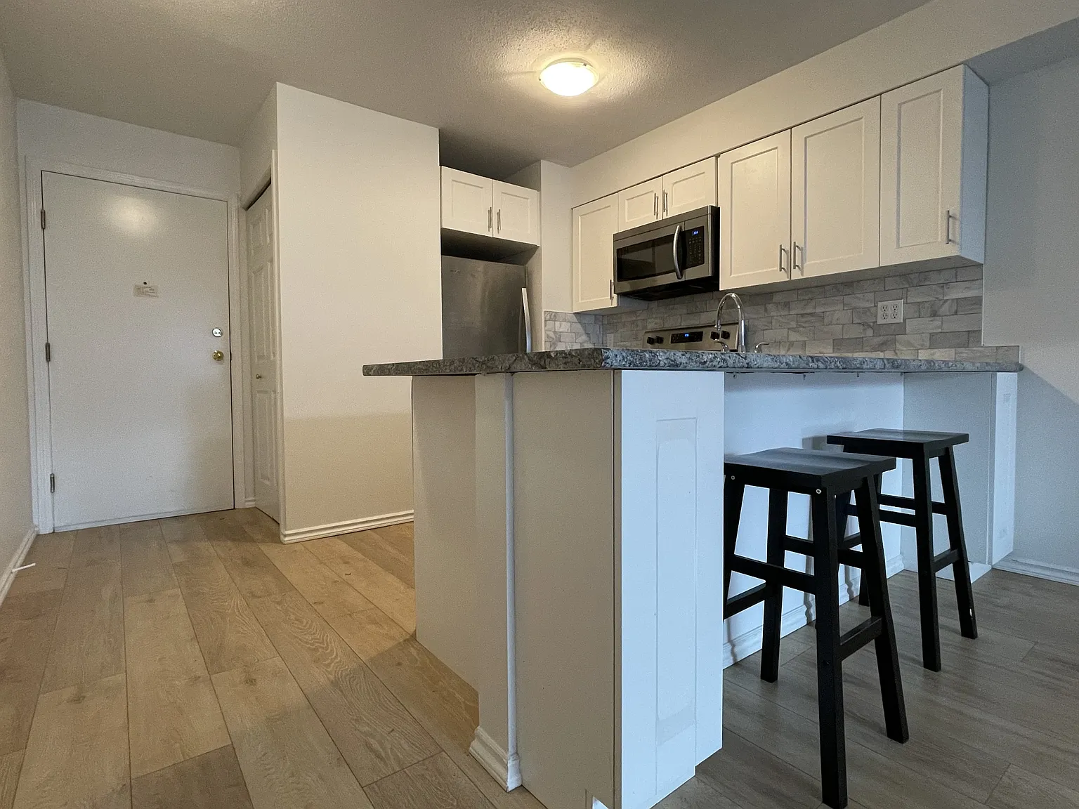 2 bed, 733 sqft, $2,400 — Photo 4