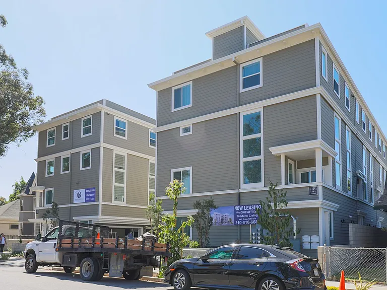 1180 W 37th Pl — Photo 20