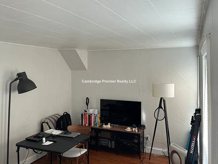 85R Glen St — Photo 1