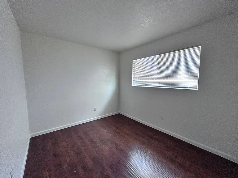 3148-3150 Laurelhurst Dr — Photo 10