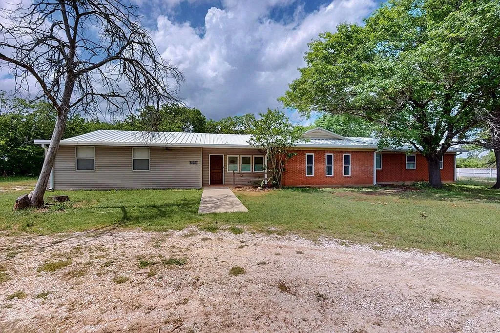 4 bed, 2136 sqft, $2,200 — Photo 1