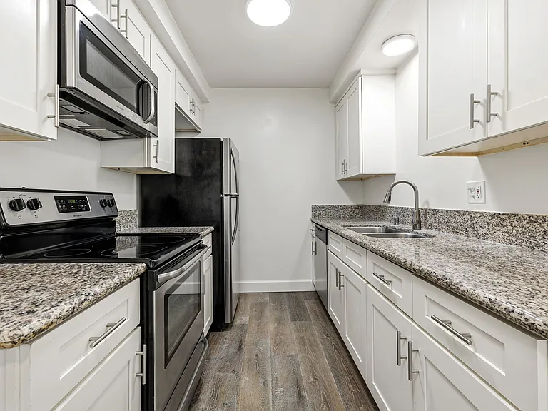 17405 Van Ness — Photo 8