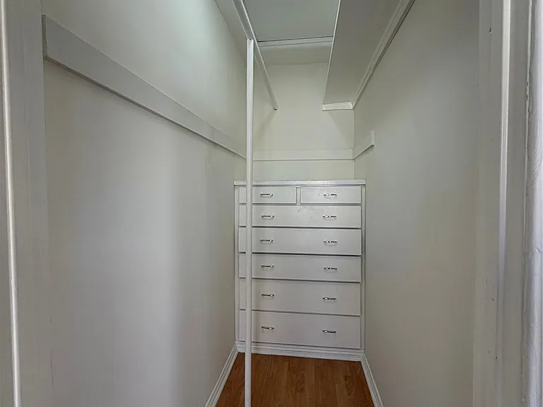 209 S Reeves Dr — Photo 6