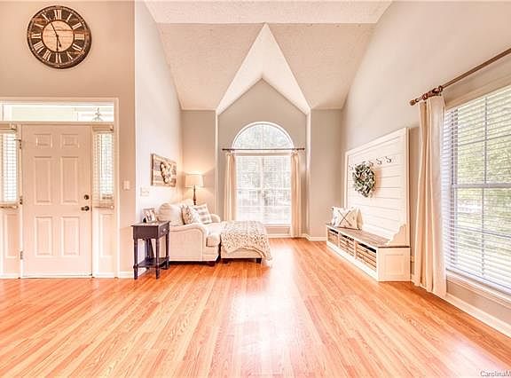 4th image of 3201 Twin Falls Ln
