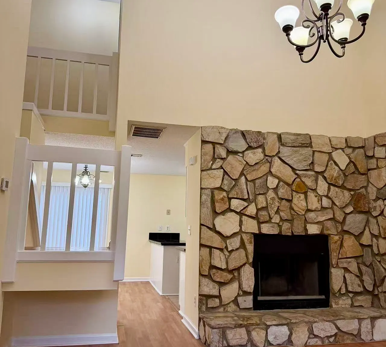 3 bed, 1360 sqft, $2,050 — Photo 2