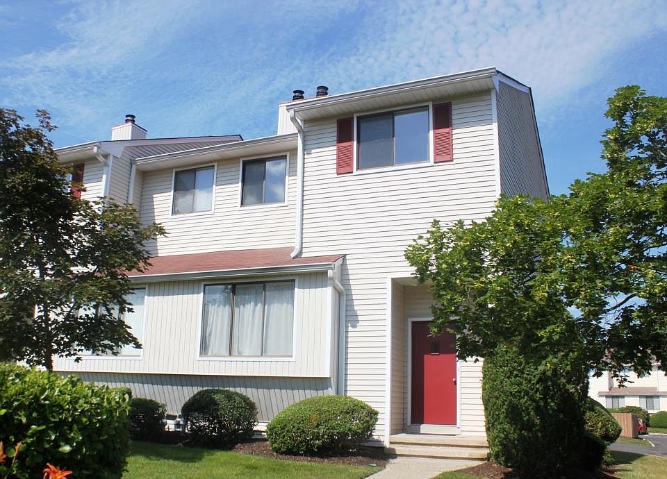 1st image of 568 Clubhouse Dr
