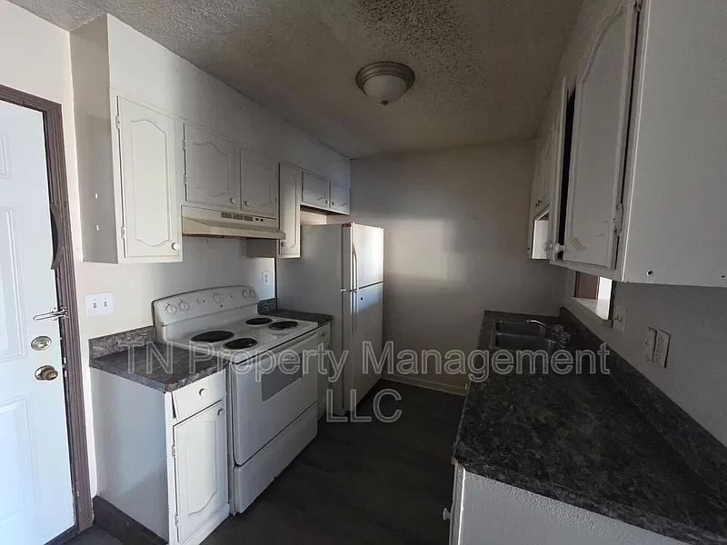 2 bed, 1.5 bath, 912 sqft, $750 — Photo 3