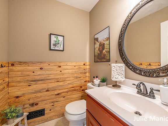 5th image of 320 Glenwoods Ct NE