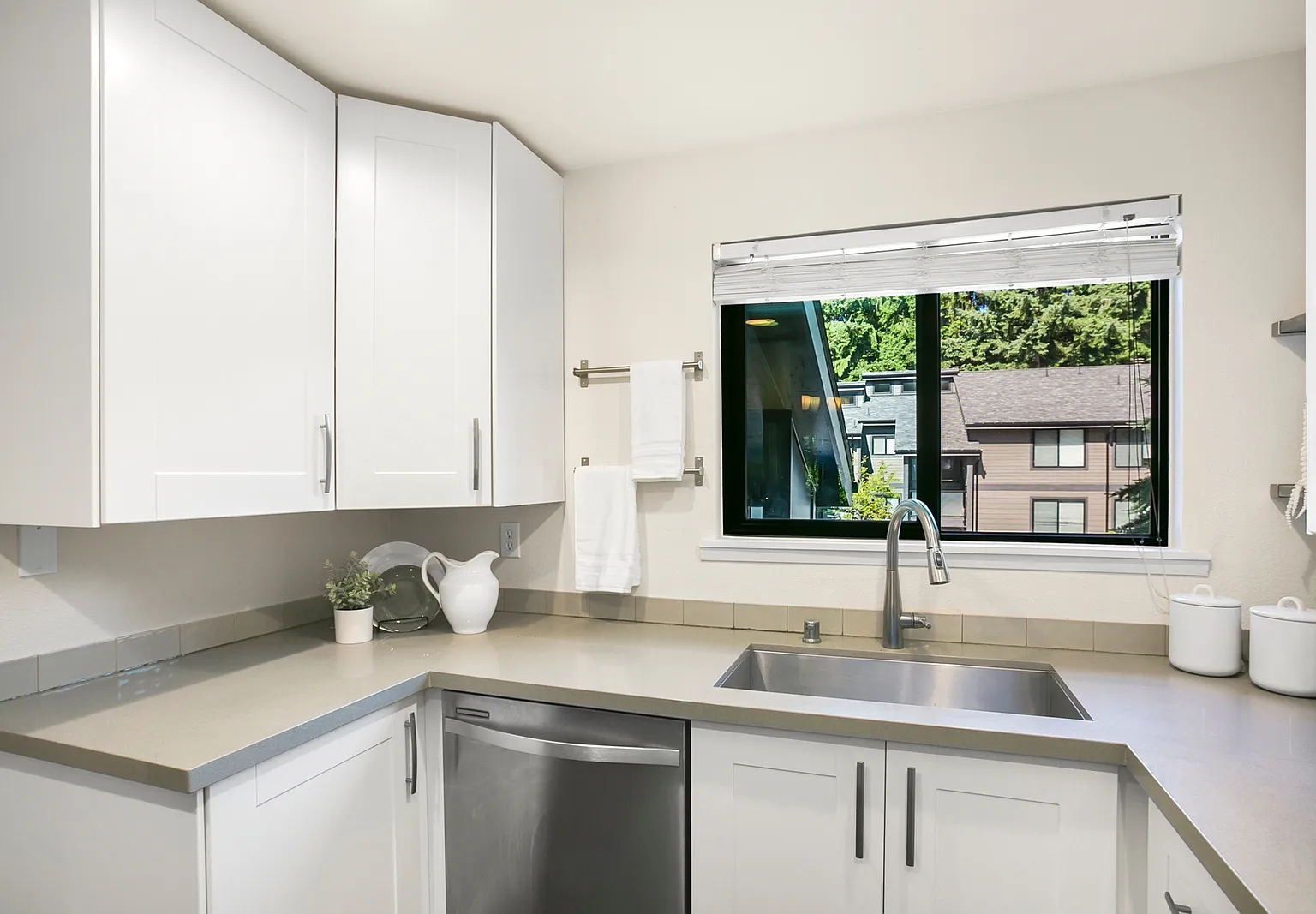 2 bed, 1075 sqft, $3,200 — Photo 2