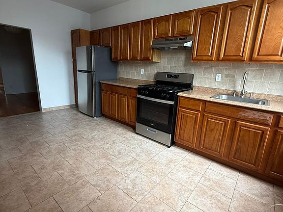 3rd image of 251 Jefferson St APT 3L