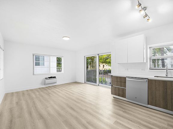 5th image of 1038 11th St APT 17