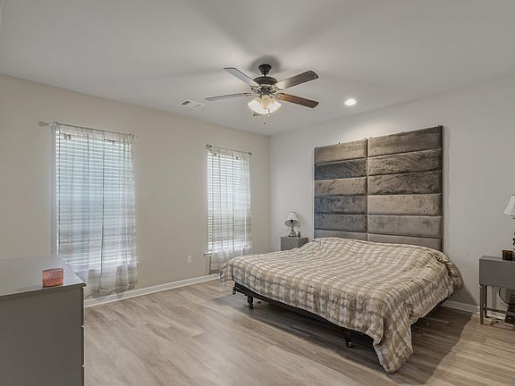 5th image of 216 Shadow Pointe Rd