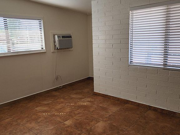 3rd image of 902 S Kenwood Cir APT 4