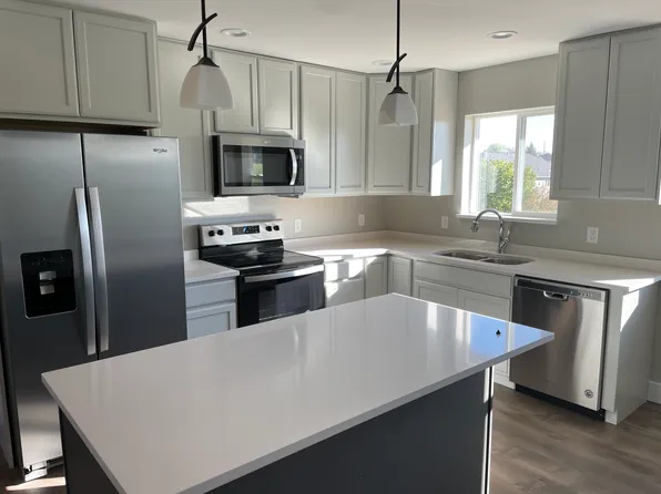 3399 W 32nd St, Dubuque, IA 52001