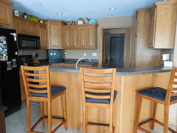 Kitchen with breakfast bar