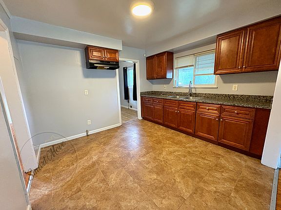 4th image of 13343 Charlotte Ave