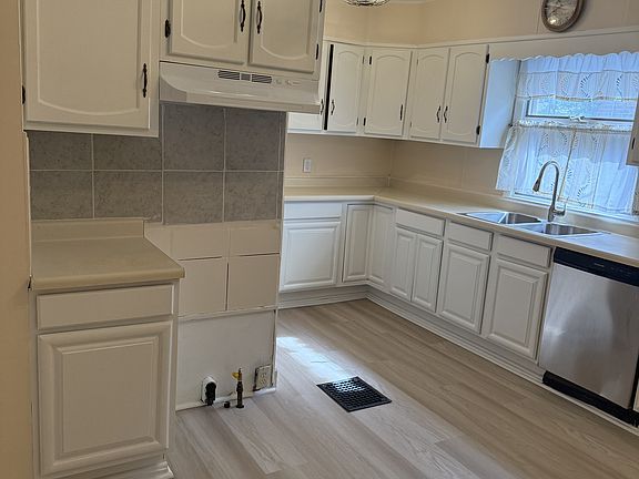 2nd image of 933 Winona Dr
