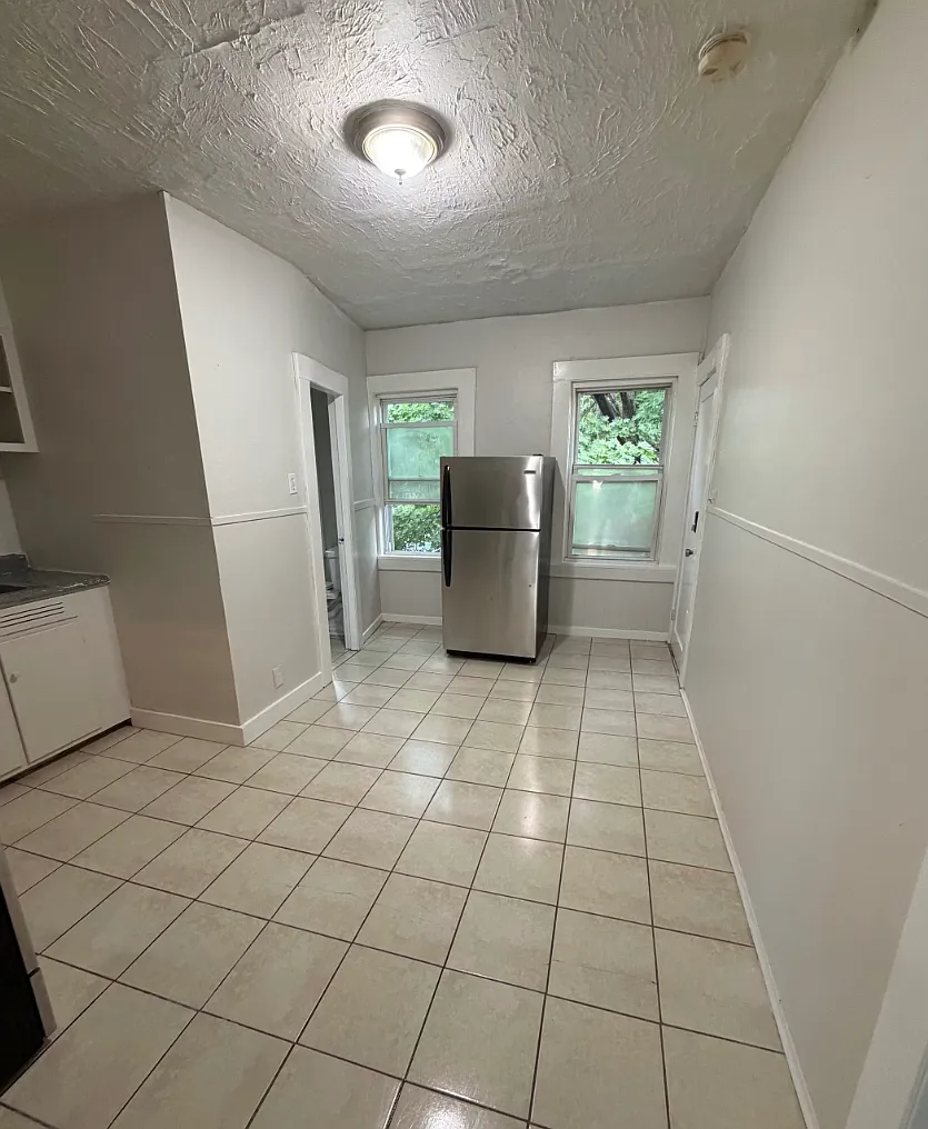 439-441 Rivet St 2E New Bedford Updated 2BR Near Shops, Parks & Major Routes — Photo 4