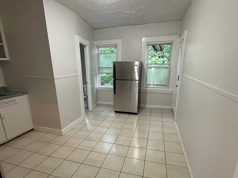 439-441 Rivet St 2E New Bedford Updated 2BR Near Shops, Parks & Major Routes — Photo 4