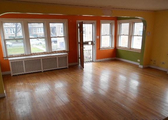 2nd image of 6011 W Melrose St