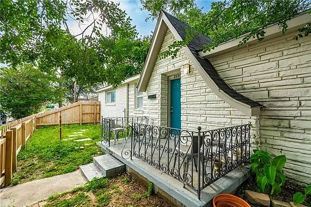 1535 Harrison Ave — Photo 2